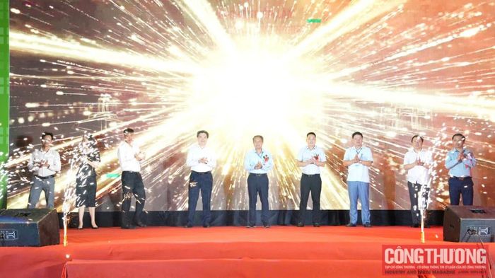Các đại biểu thực hiện nghị thức bấm nút khai mạc Hội chợ