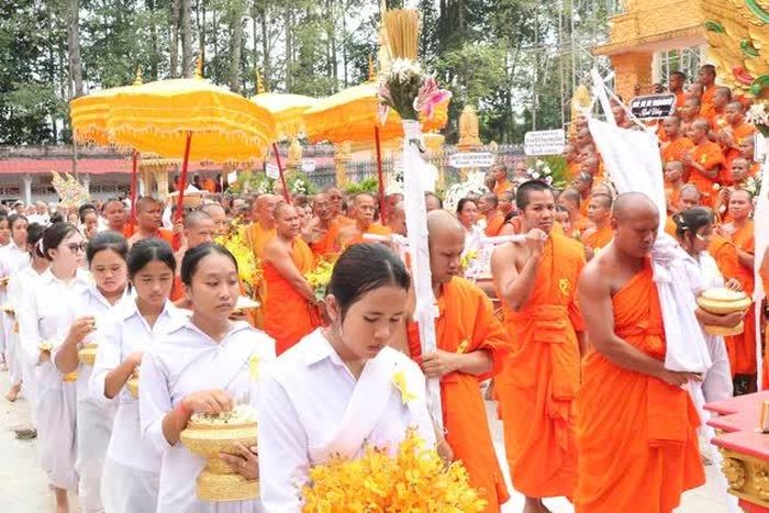 Đông đảo chư Tăng và Phật tử tiễn biệt Hòa thượng Kim Ngọc Toàn