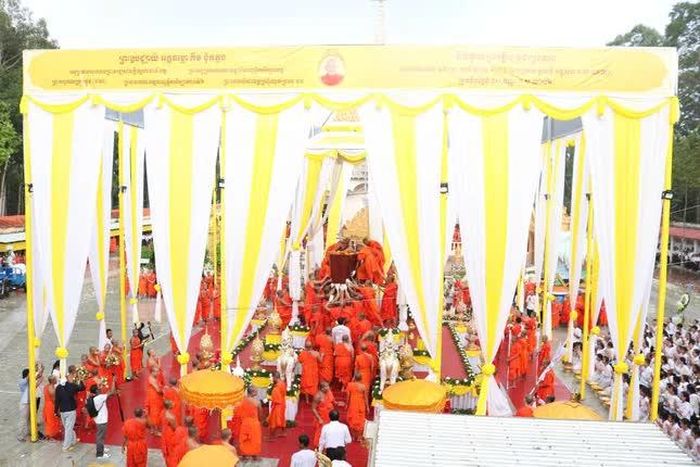 An trí kim quan tại đài trà-tỳ để chuẩn bị cử hành nghi thức trà-tỳ theo truyền thống Phật giáo Nam tông Khmer vào tối nay