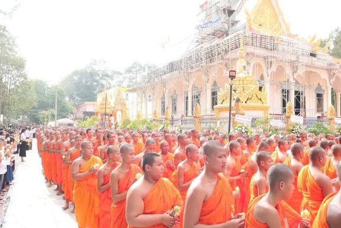 Chư Tăng cung tiễn Hòa thượng Kim Ngọc Toàn đến đài trà-tỳ