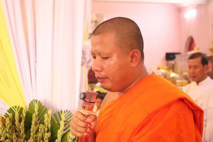 Đại đức Kim Chane Tha thay mặt Ban Tổ chức Lễ tang và môn đồ pháp quyến cung tuyên tiểu sử Hòa thượng Kim Ngọc Toàn