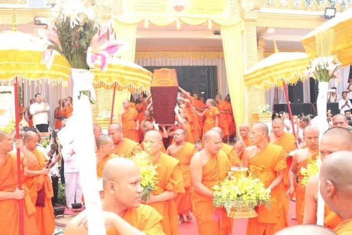 Cung thỉnh kim quan Hòa thượng Kim Ngọc Toàn đến đài trà-tỳ