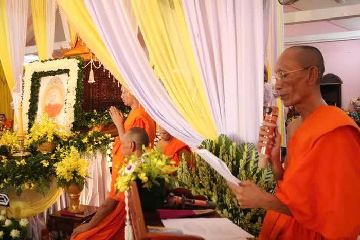 Hòa thượng Thạch Oai thay mặt Ban Trị sự GHPGVN tỉnh Vĩnh Long, Hội Đoàn kết Sư sãi yêu nước tỉnh tuyên đọc điếu văn tưởng niệm Hòa thượng Kim Ngọc Toàn