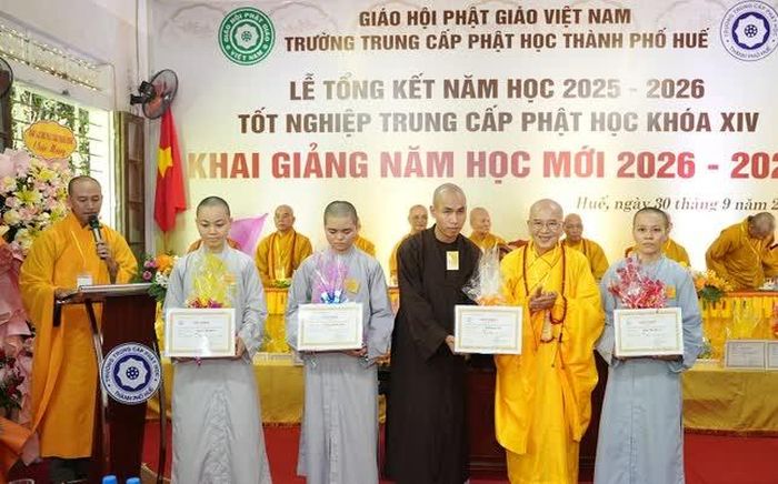 Hòa thượng Thích Khế Chơn tặng Bằng khen đến Tăng Ni sinh có thành tích xuất sắc