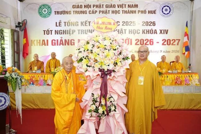 Lẵng hoa chúc mừng của Ban Giáo dục Phật giáo T.Ư