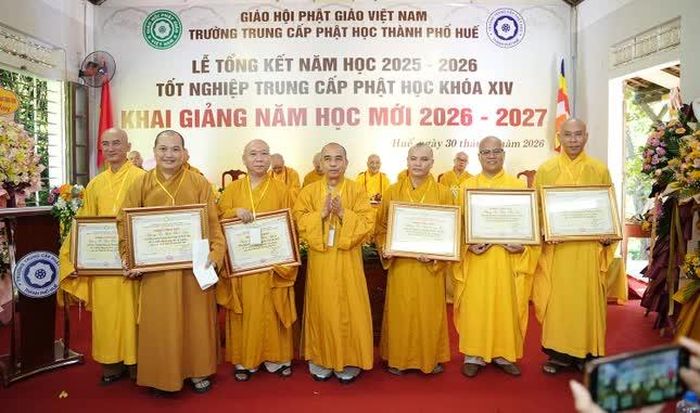 Tập thể và cá nhân nhận Bằng tuyên dương công đức của Ban Giáo dục Phật giáo T.Ư