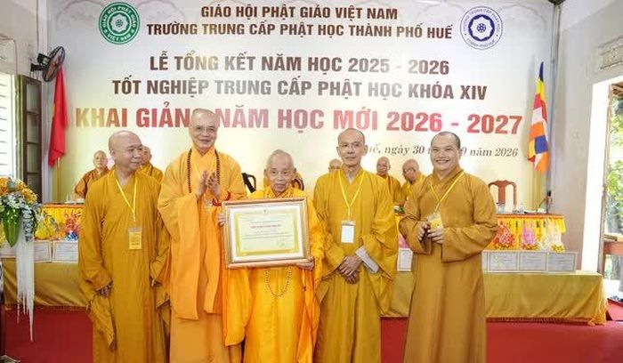 Tập thể Ban Giám hiệu Trường Trung cấp Phật học TP.Huế nhận Bằng tuyên dương công đức của Ban Trị sự GHPGVN TP.Huế
