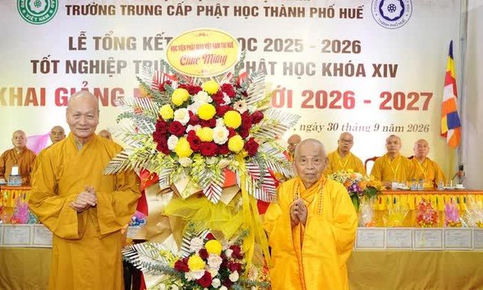  Hòa thượng Thích Hải Ấn, Viện trưởng Học viện Phật giáo VN tại Huế tặng hoa chúc mừng 