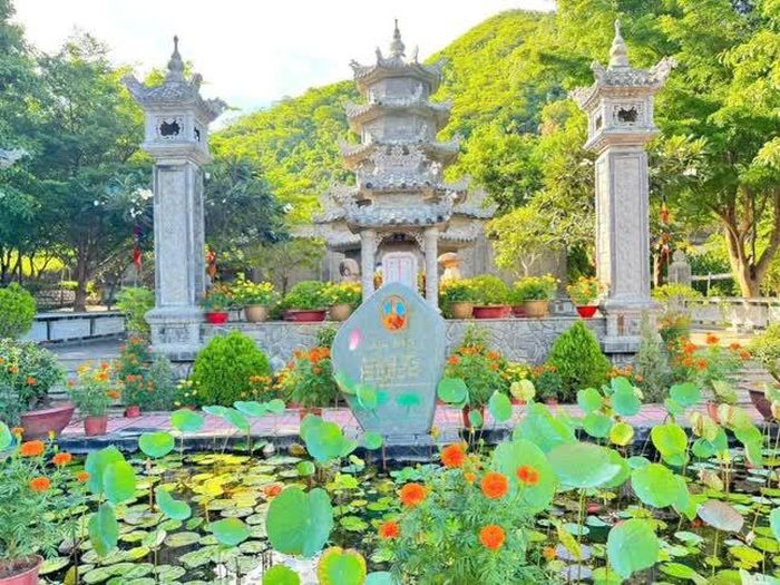 Bảo tháp Trưởng lão Hòa thượng Thích Trí Tâm tại chùa Nghĩa Sơn