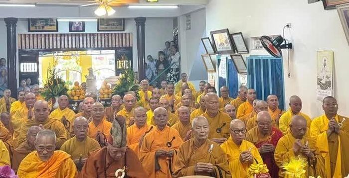 Chư tôn Trưởng lão Hoà thượng dâng hương tưởng niệm