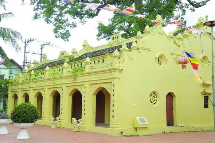 Mái chùa Cổ Lễ; Điện Thiên thủ Thiên nhãn (Hội quán đường); Đền Mẫu trong khuôn viên chùa Cổ Lễ hiện nay