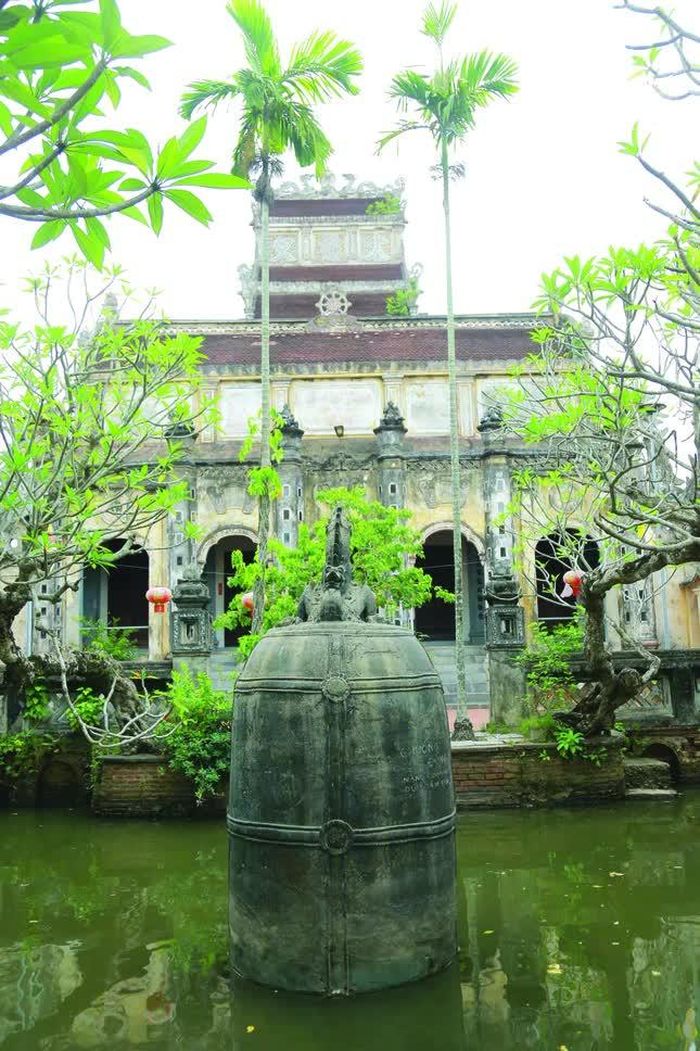 Đại hồng chung trọng lượng 9 tấn giữa hồ nước trước chánh điện