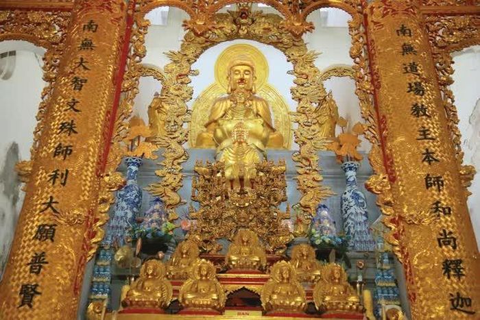 Tượng Phật trong chánh điện