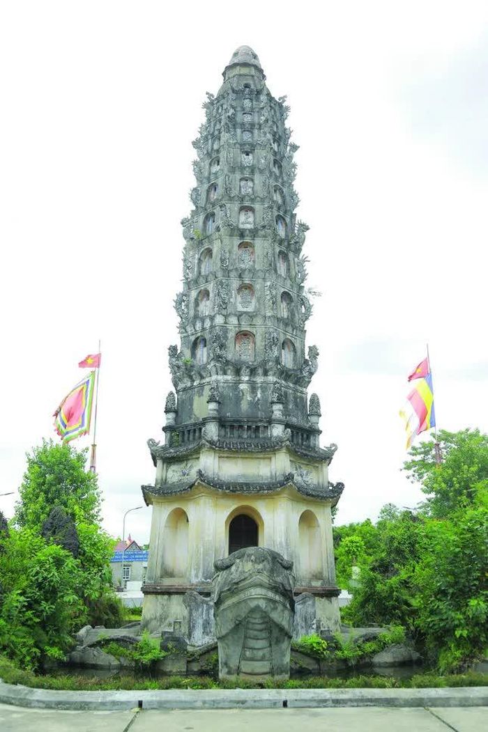 Tháp Cửu phẩm Liên hoa trong khuôn viên chùa Cổ Lễ
