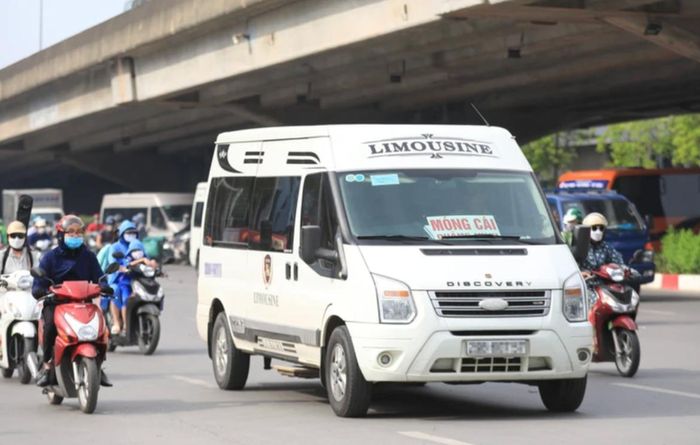 Một xe biển trắng có dấu hiệu chở khách ở Hà Nội