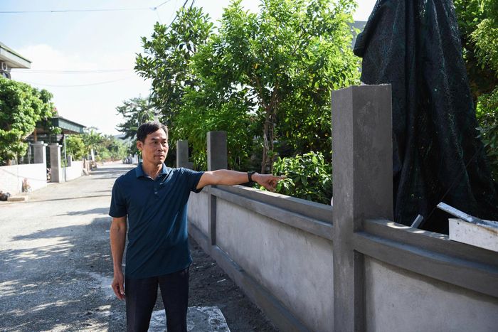 Ông Hoàng Văn Quang, Trưởng ban Công tác Mặt trận thôn Đông Tảo Đông là một trong hàng trăm hộ gia đình hiến đất để mở rộng đường ở xã Hoàn Long, tỉnh Hưng Yên.
