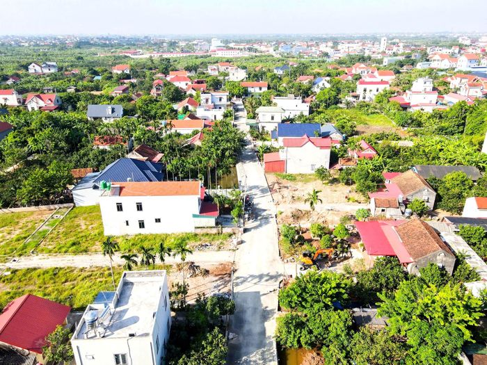 Hàng chục con đường ở xã Hoàn Long được mở rộng nhờ phong trào hiến đất của nhân dân.