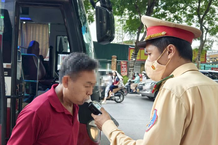 Tại khu vực cổng Trường Marie Curie ở phường Từ Liêm, lực lượng chức năng tập trung kiểm tra đối với các tài xế xe đưa đón học sinh. Nội dung kiểm soát gồm test nồng độ cồn, hợp đồng chở khách, danh sách học sinh và các thiết bị đảm bảo an toàn trên xe.