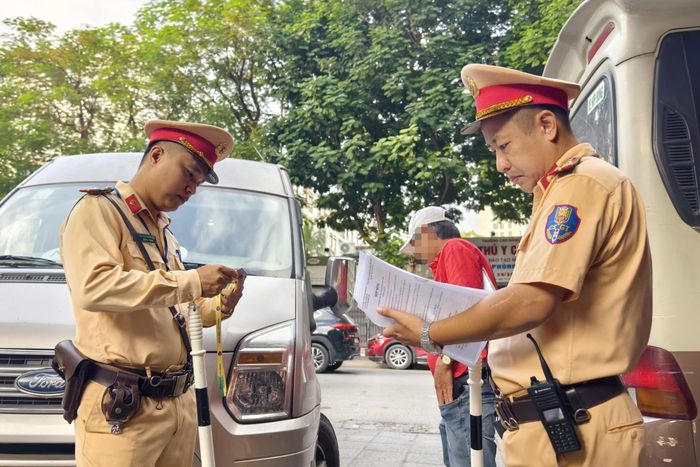 6h45 ngày 1/10, trong khung giờ học sinh đến trường, Tổ công tác của Đội CSGT đường bộ số 6 (Phòng CSGT Công an TP Hà Nội) tổ chức tuần tra kiểm soát, tăng cường tuyên truyền và phát hiện, xử lý các vi phạm liên quan đến xe đưa đón học sinh trên địa bàn phường Từ Liêm.