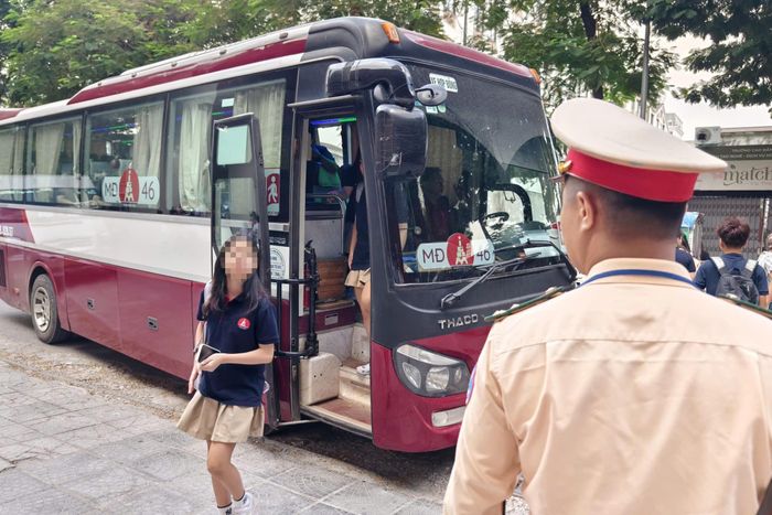 Thời gian tới, để tiếp tục duy trì đảm bảo trật tự, an toàn giao thông cho lứa tuổi học sinh, CSGT Hà Nội sẽ tăng cường kiểm soát, siết chặt hơn nữa tình trạng vi phạm, trong đó có xe chở học sinh. Qua đó, ngăn ngừa các vụ tai nạn giao thông liên quan đến lứa tuổi này.