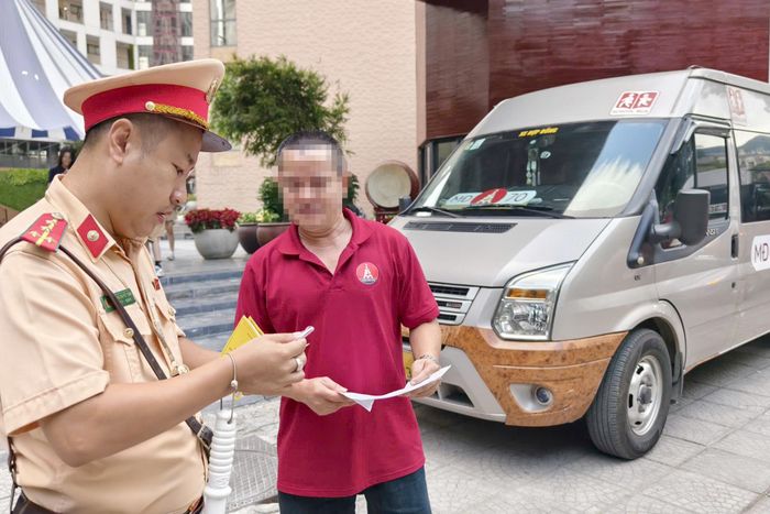 "Đặc biệt là phải tuân thủ đầy đủ các điều kiện đảm bảo an toàn dành cho xe đưa đón học sinh như: Thiết bị chống bỏ quên trẻ em trên xe, bình cứu hỏa, búa phá kính. Quá trình làm việc, lực lượng CSGT cũng nhắc nhở các tài xế không chở quá số người quy định, không điều khiển phương tiện sau khi uống rượu, bia hay sử dụng điện thoại khi lái xe", thiếu tá Cẩn nhấn mạnh.