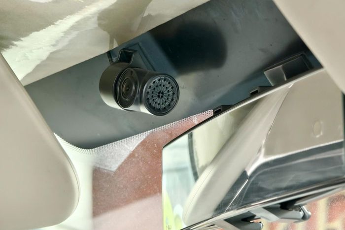 Cũng trong ca kiểm soát, lực lượng chức năng tập trung rà soát, kiểm tra các thiết bị camera hành trình, thiết bị ghi nhận hình ảnh người lái xe.