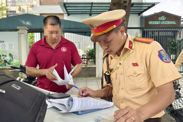 Tài xế tường trình, do xe bị hỏng cầu trong lúc di chuyển vào sáng 1/10, nên thiết bị có chức năng cảnh báo, chống bỏ quên trẻ em không hoạt động. Lực lượng CSGT đã lập biên bản làm việc, ghi nhận tình trạng thiết bị rồi yêu cầu đơn vị vận tải khẩn trương khắc phục.