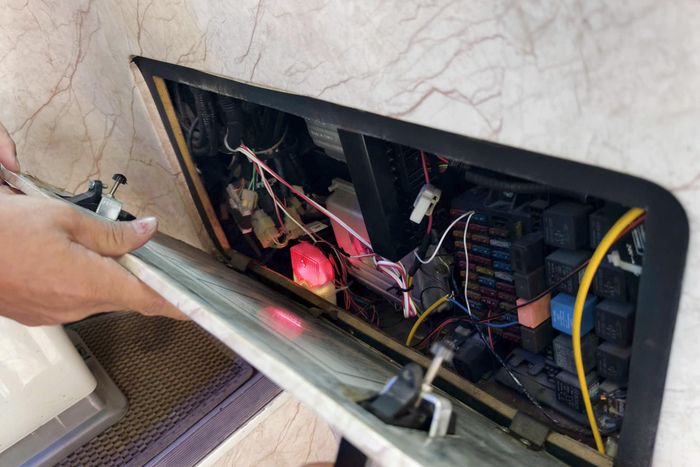 Thiết bị có chức năng cảnh báo, chống bỏ quên trẻ em cũng được CSGT Hà Nội tập trung kiểm tra. Đáng chú ý, trong buổi sáng 1/10, tổ công tác ghi nhận có hai xe ô tô chở học sinh đã lắp thiết bị này nhưng tại thời điểm kiểm tra lại không hoạt động.