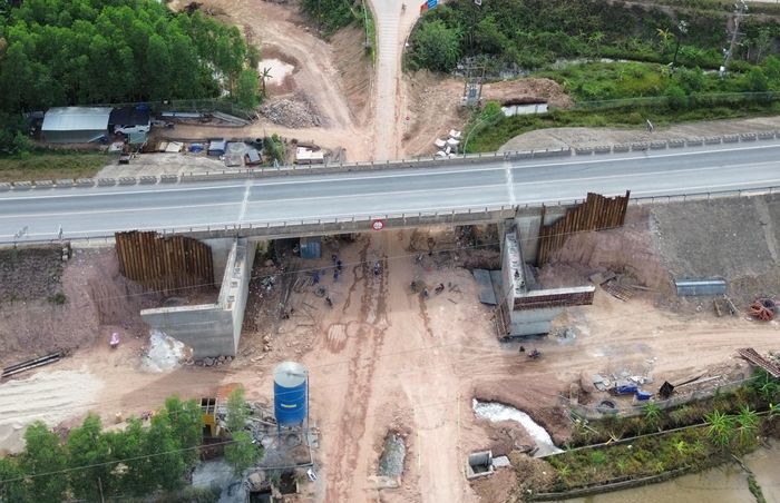 Ông Nguyễn Tiến Khánh, tư vấn trưởng gói thầu XL2 thuộc Công ty Cổ phần Tư vấn kỹ thuật xây dựng Hồng Hà thông tin, thi công nút giao Tỉnh lộ 12B, tại Km72+370 trên tuyến cao tốc Cam Lộ - La Sơn bị vướng các lô cốt nên đã điều chỉnh thiết kế. Giải pháp thiết kế được đề xuất xây dựng cầu vượt 4 nhịp, nhà thầu đang tập trung thi công khoan cọc nhồi, dầm đúc cơ bản gần xong. Tiến độ đến này đạt hơn 20% khối lượng công việc.