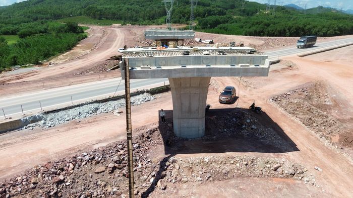 Cầu vượt nút giao Tỉnh lộ 16 thuộc Km65+300 dự án mở rộng cao tốc đoạn Cam Lộ - La Sơn có tổng mức hơn 60 tỷ đồng, còn phần đường dẫn nằm trong gói dự án. Dự kiến hoàn thành cuối tháng 12 tới.