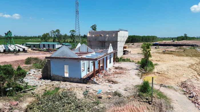 Ông Lê Viết Thuấn, cán bộ kỹ thuật Công ty TNHH Tập đoàn Sơn Hải cho hay, dự án triển khai ảnh hưởng đến 5 hộ dân, đến ngày 29/9 hộ dân cuối cùng mới di dời, bàn giao mặt bằng cho nhà thầu thi công.