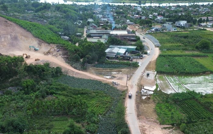 Cụ thể, còn tồn tại 37 hộ liên quan đến tái định cư, đến nay đã chi trả đền bù được 22/37 hộ, nhưng chưa bàn giao mặt bằng. Vị trí nút giao Tỉnh lộ 12B chưa di dời hạ tầng đoạn từ xưởng gỗ đến cổng làng Xước Dũ, điện chiếu sáng vị trí từ đường Văn Thánh đến đường Tránh TP Huế.