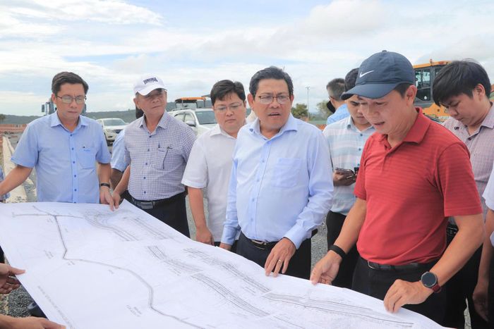 Phó chủ tịch UBND tỉnh An Giang Ngô Công Thức (thứ hai từ phải sang) cho biết, điểm sáng thu hút đầu tư dự án Tuyến đường kết nối này sẽ trở thành mắt xích nối các trục cao tốc với hai đô thị trung tâm, thu hút thêm lưu lượng xe từ các vùng lân cận.
