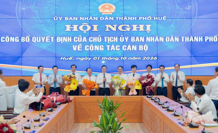 Lãnh đạo UBND TP Huế tặng hoa chúc mừng Ban QLDA Đầu tư xây dựng Nam Sông Hương.