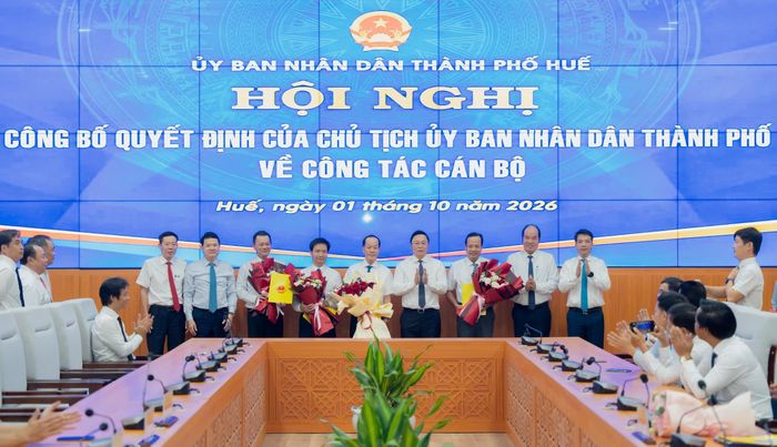 Lãnh đạo UBND TP Huế tặng hoa chúc mừng Ban QLDA giao thông và nông nghiệp TP Huế.