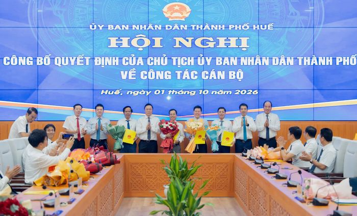 Lãnh đạo UBND TP Huế tặng hoa chúc mừng Ban QLDA Đầu tư xây dựng Bắc Sông Hương.