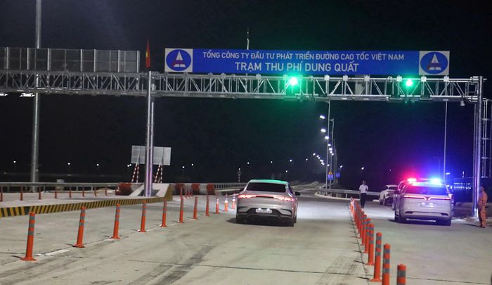 Lực lượng chức năng túc trực tại nút giao thời điểm thông xe, vận hành chính thức.