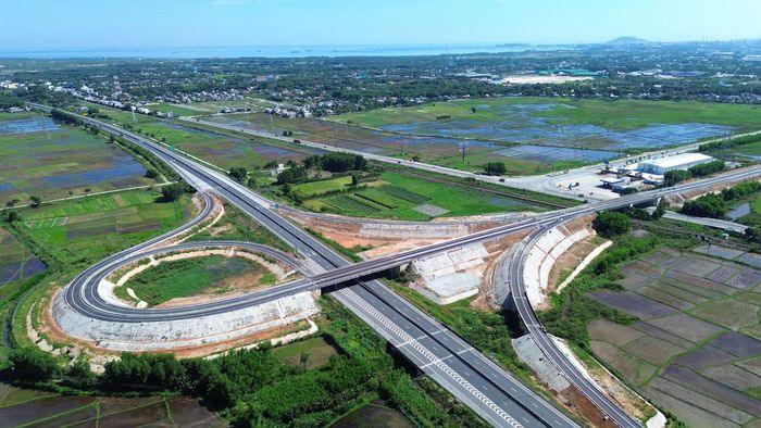 Nút giao kết nối Khu Kinh tế Dung Quất, quốc lộ 1 và các xã phía Bắc Quảng Ngãi với cao tốc Bắc - Nam. (Ảnh: Lê Danh)