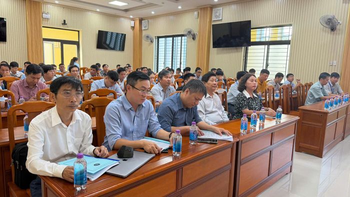 Đông đảo học viên khu vực phía Đông tỉnh Quảng Ngãi tham dự lớp đào tạo, khai giảng sáng 1/10. (Ảnh: Lê Danh).