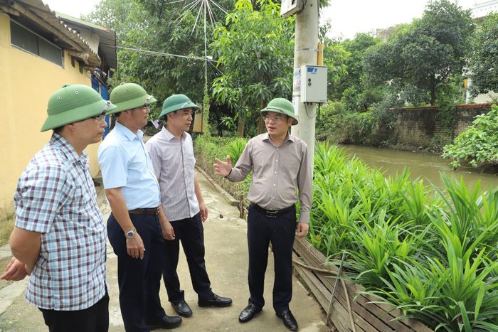Sau khi có chỉ đạo của UBND tỉnh, Giám đốc Sở Xây dựng Thanh Hóa trực tiếp đi kiểm tra thực tế các đoạn sông chảy qua phường Hạc Thành.