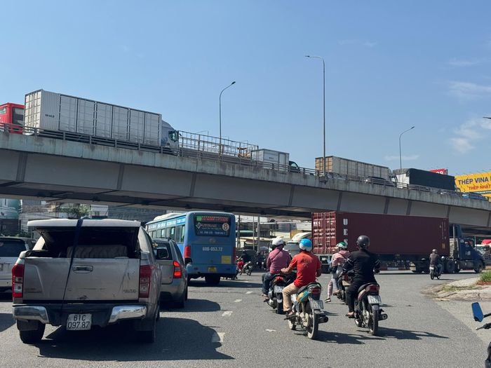 Dòng xe đông đúc chen chúc ở ngã tư Vũng Tàu.