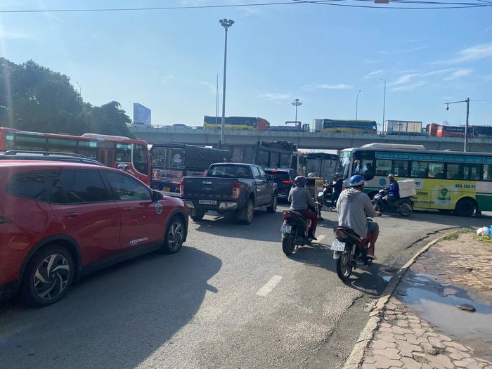 Dòng phương tiện đông đúc tứ bề.