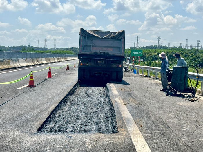 Theo phương án được triển khai, sau khi cắt và bóc bỏ lớp bê tông nhựa trong phạm vi hư hỏng, nhà thầu sẽ xử lý nền, kết cấu theo giải pháp kỹ thuật được xác định, trải lớp vải địa gia cường rồi thảm trải lớp bê tông nhựa mới. Phạm vi mặt đường xung quanh vị trí xuất hiện vết nứt cũng được rà soát nhằm phát hiện những điểm có dấu hiệu ảnh hưởng, qua đó xác định phạm vi cần thảm bù, bảo đảm độ bằng phẳng và êm thuận khi đưa vào khai thác trở lại.