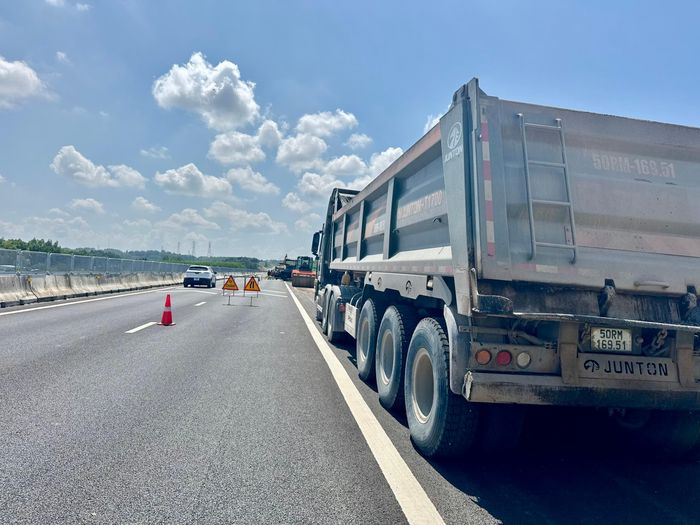 Theo ghi nhận tại hiện trường, việc sửa chữa không chỉ tập trung vào phần mặt đường đã xuất hiện vết nứt mà còn kết hợp kiểm tra khu vực lân cận. Cách làm này nhằm hạn chế nguy cơ phát sinh hư hỏng tiếp diễn và bảo đảm chất lượng khai thác sau khi hoàn trả mặt đường.