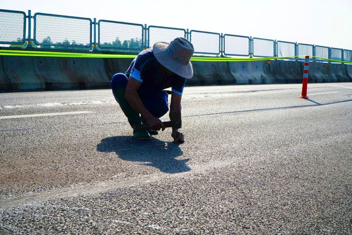 Một công nhân đang thi công tại hiện trường cho biết, anh em được yêu cầu nỗ lực làm việc, tranh thủ điều kiện thời tiết thuận lợi để hoàn thành công việc trong thời gian sớm nhất. “Anh em cố gắng làm nhanh nhất có thể nhưng phải đúng kỹ thuật và an toàn. Mục tiêu là xử lý xong để việc đi lại của người dân được thuận lợi, an toàn”, công nhân này chia sẻ.