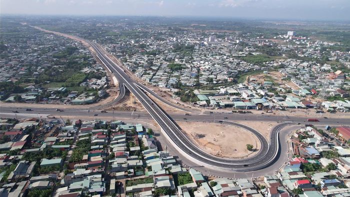 Dự án thành phần 1 cao tốc Biên Hòa - Vũng Tàu được đưa vào khai thác tạm từ ngày 18/5/2026. Tuyến đường có vai trò kết nối TP Đồng Nai với khu vực Bà Rịa - Vũng Tàu cũ nay là TP.HCM, đồng thời góp phần chia sẻ lưu lượng cho các tuyến giao thông hiện hữu. Dự án thành phần 1 do UBND TP Đồng Nai, làm cơ quan chủ quản; Ban Quản lý dự án là chủ đầu tư.
