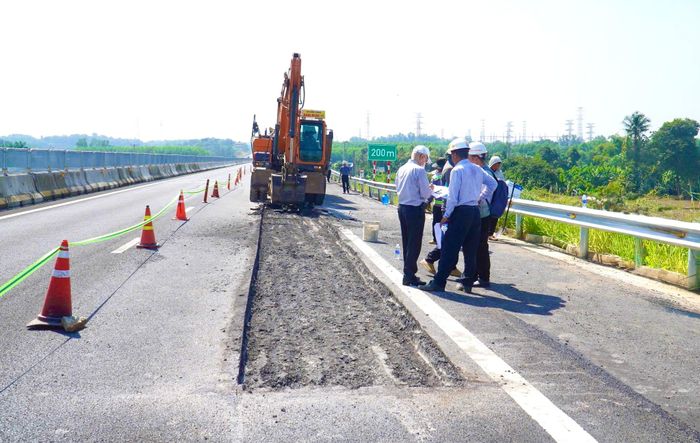 Không khí tại công trường diễn ra khẩn trương nhưng các công đoạn vẫn được kiểm soát chặt chẽ. Các kỹ sư, chuyên gia có mặt tại hiện trường để kiểm tra phạm vi hư hỏng, trao đổi phương án kỹ thuật và xác định những vị trí cần xử lý bổ sung.