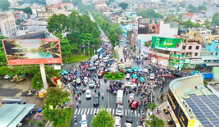 Đường Đồng Khởi thường xuyên ùn tắc nặng.