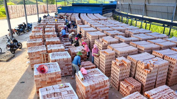 Chị Lường Bảo Ngọc, Tổ trưởng tổ bốc xếp nhà máy chia sẻ, việc nhà máy hoạt động đã tạo thêm cơ hội việc làm và thu nhập ổn định cho người dân địa phương. Với những lao động làm việc trực tiếp tại nhà máy, nguồn việc này không chỉ giúp cải thiện thu nhập mà còn tạo điều kiện để họ được tiếp cận với máy móc, công nghệ sản xuất mới.