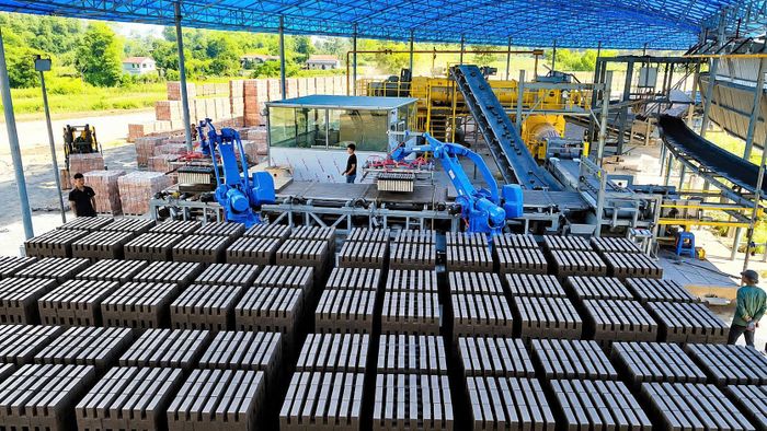 Khác với hình ảnh những lò gạch thủ công trước đây, nhiều công đoạn tại nhà máy đã được tự động hóa, từ xử lý nguyên liệu, tạo hình đến đưa sản phẩm vào lò nung và ra thành phẩm.